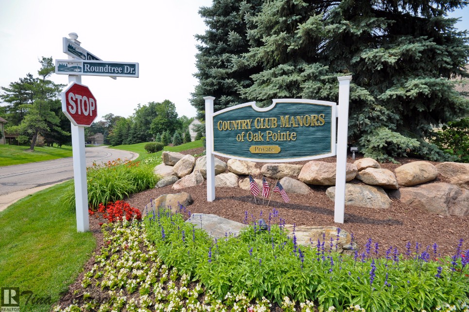 Country Club Entrance Sign at Oak Pointe 